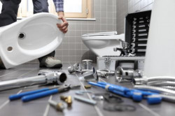 Pose de sanitaire par un plombier